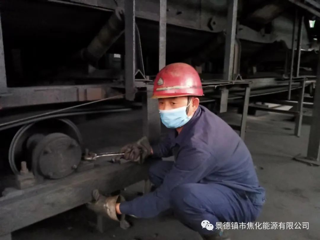 “老線這邊人手不夠，你們那邊有誰可以過來支援？”“好的，我馬上來?！甭牭竭@個(gè)消息時(shí)，羅國安剛剛結(jié)束新線的維修工作，但他二話不說，立即拿起維修包，投入到老線的維修工作當(dāng)中。每天工作10小時(shí)以上已經(jīng)成為抗疫期間的常態(tài)，雖然身體很疲憊，但是他沒有任何怨言，“確實(shí)很辛苦、很累，但現(xiàn)在正是特殊時(shí)期，只有保障公司生產(chǎn)經(jīng)營“不斷檔”，我們生活才能“不斷線”，恰恰我所在的運(yùn)輸廠就是承擔(dān)著焦炭煤炭運(yùn)輸?shù)闹匾氊?zé)，所以我更應(yīng)該恪盡職守，保障好這些設(shè)備的穩(wěn)定運(yùn)行?！?jpg
